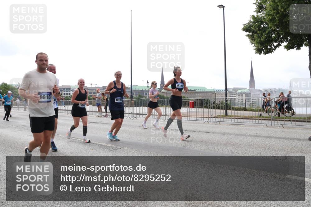 29.06.2025 - hella hamburg halbmarathon Lena Gebhardt http://msf.ph/oto/8295252 29.06.2025 10:36:38 Lombardsbrücke 15077, 9918, 10024, 10112, 16239, 1102, 1118, 1224, 1253, 1835, 1948, 1952, 1954, 2124, 2552, 2588, 3398, 3404, 3428, 3699, 3741, 3873, 3895, 4084, 4245, 4442, 4618, 4762, 4937, 4996, 5012, 5246, 5427, 5540, 5573, 5747, 5789, 5809, 5919, 6092, 6093, 6156, 6190, 6359, 6417, 6667, 7111, 7140, 7575, 7576, 7632, 7773, 8498, 8499, 8530, 8581, 8936, 8937, 8945, 9115, 9117, 9229, 9295, 9500, 9694, 13265, 15077, 17156, 17807, 18152, 18488 meine-sportfotos.de