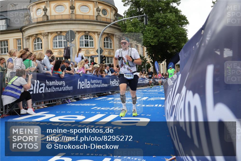 29.06.2025 - hella hamburg halbmarathon Strokosch-Dieckow http://msf.ph/oto/8295272 29.06.2025 10:51:34 Ziel 1335, 5008, 7943, 10691, 13327, 13403, 14012, 14458, 15496, 17131, 19007, 19020 meine-sportfotos.de