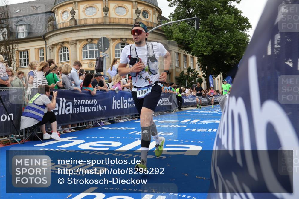 29.06.2025 - hella hamburg halbmarathon Strokosch-Dieckow http://msf.ph/oto/8295292 29.06.2025 10:51:35 Ziel 1335, 5008, 7943, 10691, 13327, 13403, 14012, 14458, 15496, 15899, 19007, 19020 meine-sportfotos.de