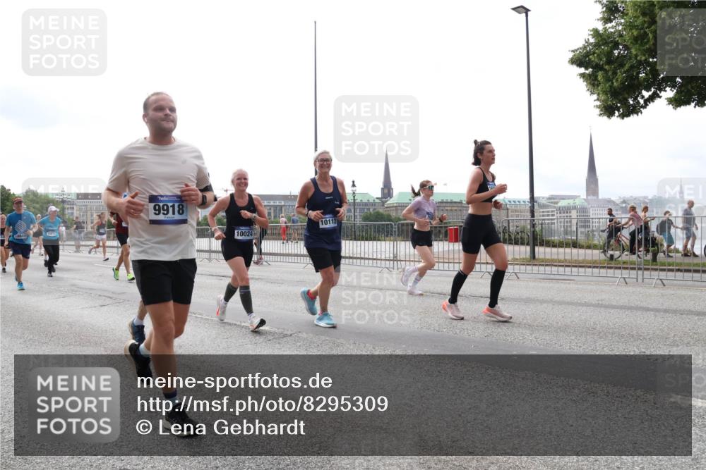 29.06.2025 - hella hamburg halbmarathon Lena Gebhardt http://msf.ph/oto/8295309 29.06.2025 10:36:39 Lombardsbrücke 8644, 15077, 9918, 10024, 10112, 1102, 1118, 1224, 1253, 1835, 1948, 1952, 1954, 2124, 2552, 2588, 3398, 3404, 3428, 3741, 3873, 3895, 4084, 4245, 4442, 4618, 4762, 4937, 4996, 5012, 5246, 5427, 5540, 5573, 5747, 5789, 5809, 5919, 6092, 6093, 6156, 6190, 6359, 6417, 6667, 7111, 7140, 7575, 7576, 7632, 7773, 8498, 8499, 8530, 8581, 8936, 8937, 8945, 9115, 9117, 9229, 9295, 9500, 9694, 13265, 15077, 17156, 17807, 18152, 18488 meine-sportfotos.de