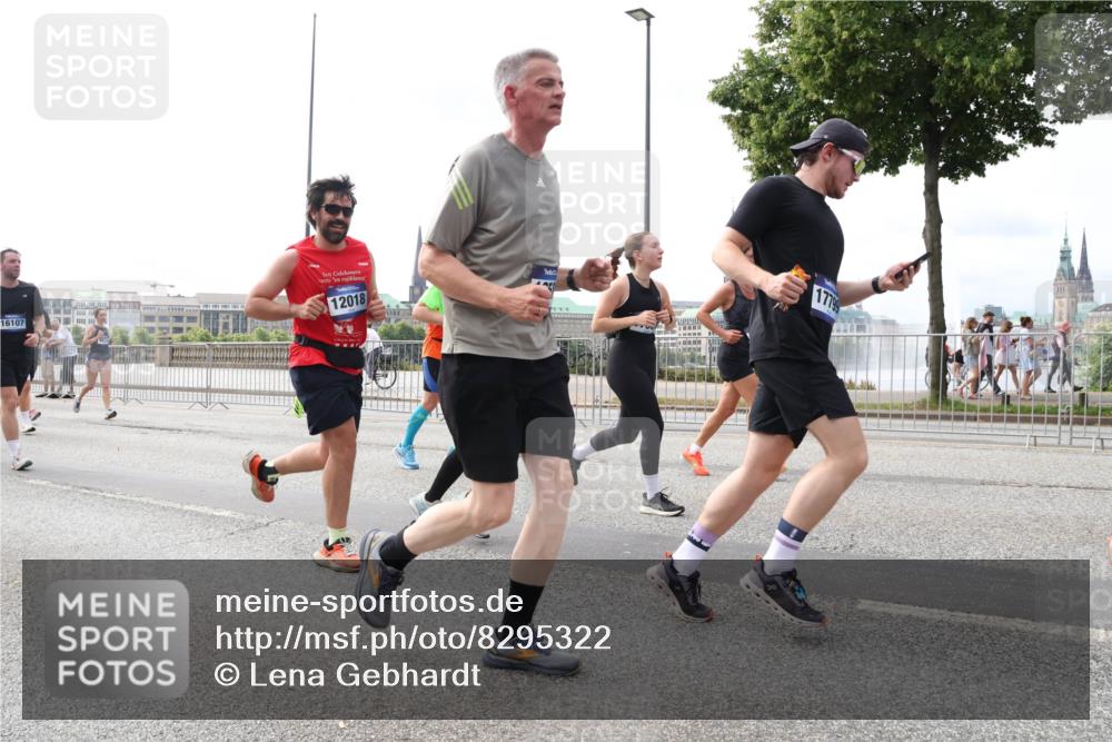 29.06.2025 - hella hamburg halbmarathon Lena Gebhardt http://msf.ph/oto/8295322 29.06.2025 10:21:29 Lombardsbrücke 16107, 12018, 17799, 1028, 1072, 1266, 1401, 1658, 1668, 2271, 2383, 2635, 2815, 2956, 2986, 3122, 3161, 3453, 3770, 3817, 3825, 3826, 4375, 4376, 4697, 4786, 5061, 5122, 5373, 5395, 5412, 5493, 5759, 5767, 5957, 6086, 6103, 6275, 6308, 6475, 6844, 7228, 7375, 7522, 7553, 7608, 7612, 7781, 8095, 8286, 8715, 8726, 8844, 8896, 9100, 9108, 9369, 9483, 9499, 9501, 9532, 9624, 10374, 10602, 10874, 11698, 12175, 12694, 13057, 13508 meine-sportfotos.de