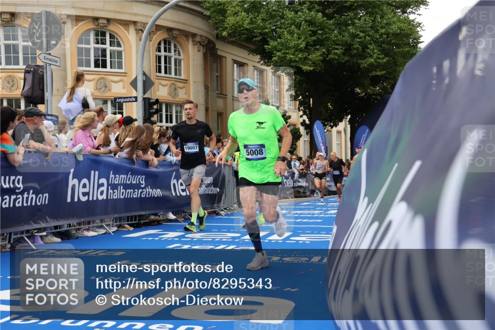 29.06.2025 - hella hamburg halbmarathon Strokosch-Dieckow http://msf.ph/oto/8295343 29.06.2025 10:51:37 Ziel 1335, 5008, 6286, 10691, 13327, 14012, 14458, 15496, 15831, 15899, 19007, 19020 meine-sportfotos.de