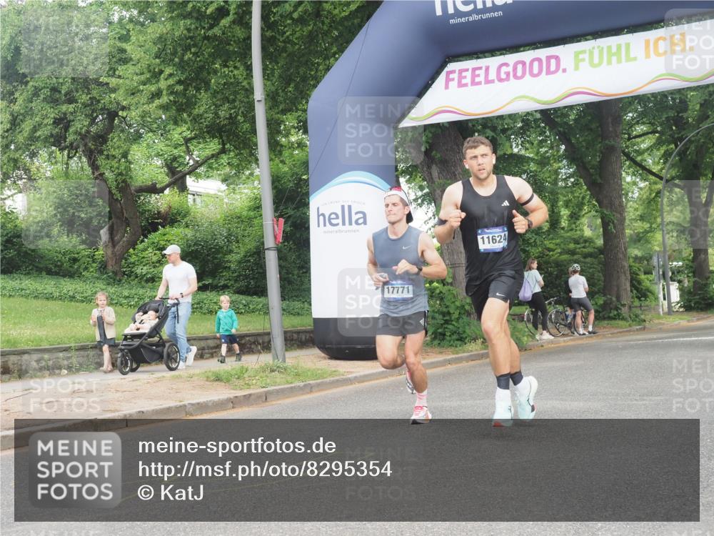 29.06.2025 - hella hamburg halbmarathon KatJ http://msf.ph/oto/8295354 29.06.2025 10:13:23 Zwischen KM18-KM19 2618, 7834, 7862 meine-sportfotos.de