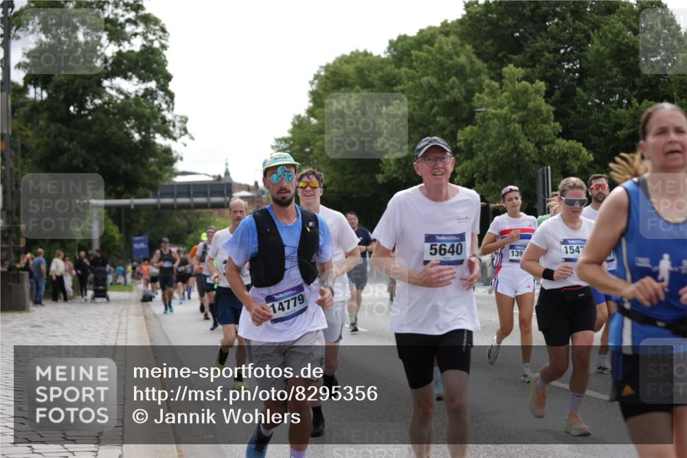 29.06.2025 - hella hamburg halbmarathon Jannik Wohlers http://msf.ph/oto/8295356 29.06.2025 10:36:41 Lombardsbrücke 1022, 1253, 1339, 1488, 1490, 1597, 1952, 1954, 2031, 2072, 2104, 2272, 2480, 3127, 3165, 3714, 4347, 4733, 5224, 5538, 5640, 5786, 6172, 6359, 6584, 6804, 7202, 7707, 8007, 8257, 8258, 8315, 8758, 9054, 9055, 10762, 10862, 10931, 11246, 11843, 12087, 12103, 12184, 12218, 12463, 12532, 13165, 13695, 13783, 13970, 13971, 14202, 14396, 14779, 14915, 15106, 15353, 15475, 15907, 16192, 16304, 16309, 16782, 16885, 17388, 17504, 17591, 17687, 17688, 17794, 18578 meine-sportfotos.de