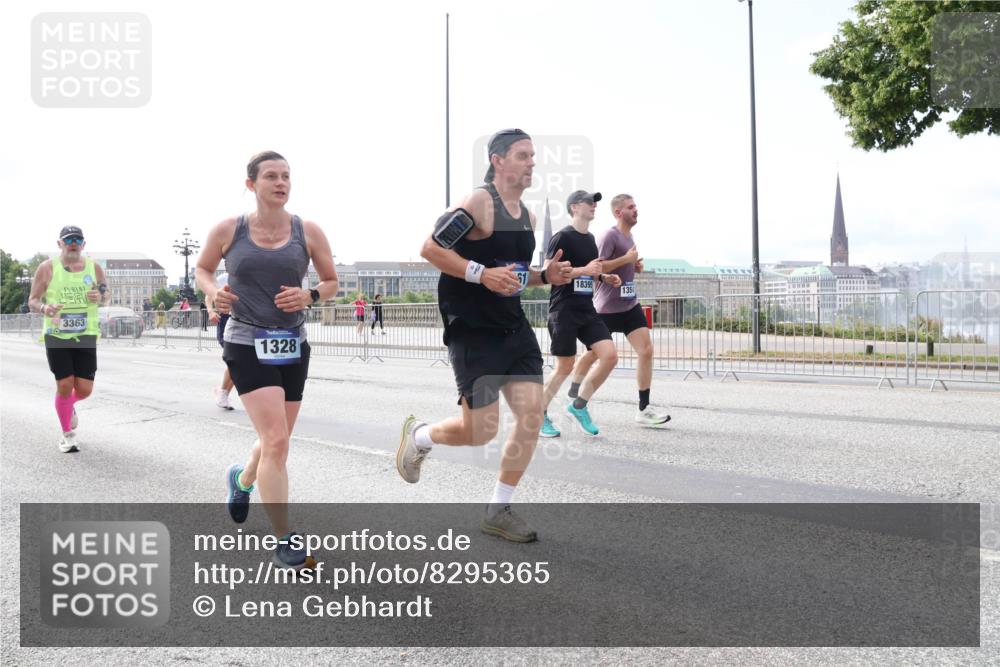 29.06.2025 - hella hamburg halbmarathon Lena Gebhardt http://msf.ph/oto/8295365 29.06.2025 10:11:58 Lombardsbrücke 1062, 1328, 1531, 1790, 1866, 1992, 2661, 3363, 4227, 5379, 5605, 7474, 7571, 8115, 8807, 8810, 9191, 9253, 9428, 9705, 10042, 10409, 10428, 11321, 11507, 11509, 11525, 11537, 11581, 11917, 12473, 13171, 13177, 13203, 13542, 13939, 13958, 14008, 14060, 14196, 14313, 14384, 15137, 15945, 16379, 16976, 17080, 17638, 17774, 17866, 18261, 18278, 18395, 18429, 18655 meine-sportfotos.de