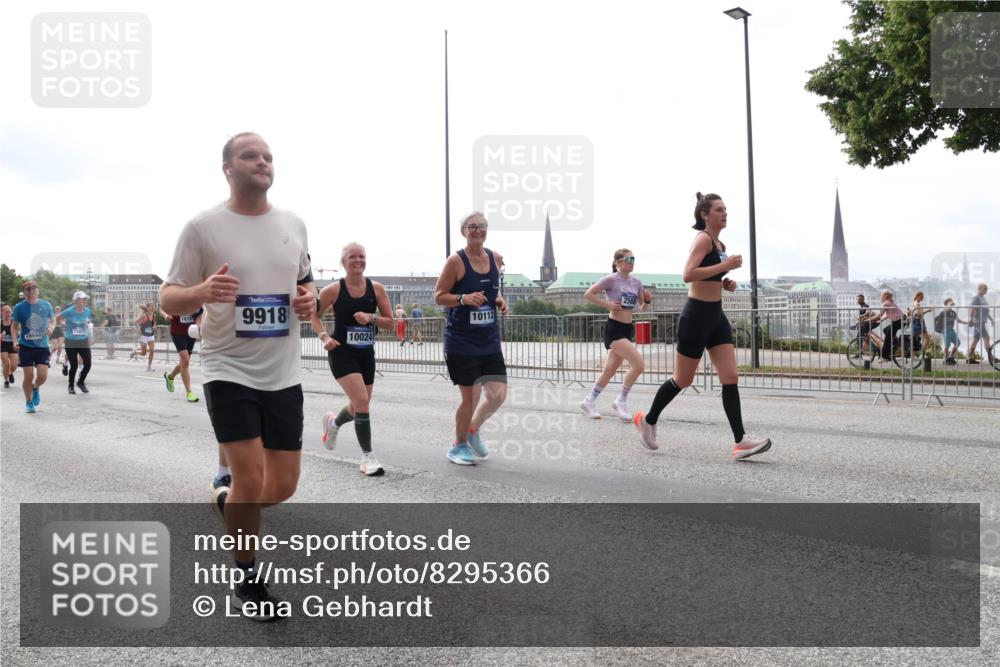 29.06.2025 - hella hamburg halbmarathon Lena Gebhardt http://msf.ph/oto/8295366 29.06.2025 10:36:39 Lombardsbrücke 15077, 1815, 9918, 10024, 10112, 1102, 1118, 1224, 1253, 1835, 1948, 1952, 1954, 2124, 2552, 2588, 3398, 3404, 3428, 3741, 3873, 3895, 4084, 4245, 4442, 4618, 4762, 4937, 4996, 5012, 5246, 5427, 5540, 5573, 5747, 5789, 5809, 5919, 6092, 6093, 6156, 6190, 6359, 6417, 6667, 7111, 7140, 7575, 7576, 7632, 7773, 8498, 8499, 8530, 8581, 8936, 8937, 8945, 9115, 9117, 9229, 9295, 9500, 9694, 13265, 15077, 17156, 17807, 18152, 18488 meine-sportfotos.de