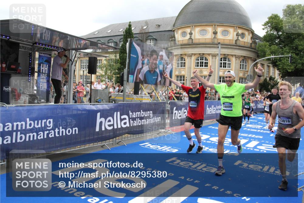 29.06.2025 - hella hamburg halbmarathon Michael Strokosch http://msf.ph/oto/8295380 29.06.2025 10:56:55 Ziel 1955, 2282, 2378, 2741, 2759, 3836, 5418, 6835, 7716, 13816, 15097, 16008, 16009, 16620, 16679, 17133 meine-sportfotos.de