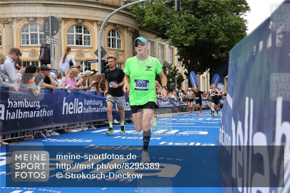 29.06.2025 - hella hamburg halbmarathon Strokosch-Dieckow http://msf.ph/oto/8295389 29.06.2025 10:51:38 Ziel 5008, 6286, 7224, 8819, 10691, 13327, 14012, 14458, 15496, 15727, 15831, 15899, 17682, 19007, 19020, 19053 meine-sportfotos.de