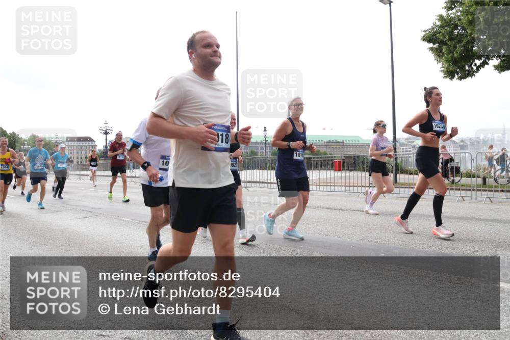 29.06.2025 - hella hamburg halbmarathon Lena Gebhardt http://msf.ph/oto/8295404 29.06.2025 10:36:39 Lombardsbrücke 18646, 18644, 15077, 1815, 18, 1024, 1011, 16239, 1102, 1118, 1224, 1253, 1835, 1948, 1952, 1954, 2124, 2552, 2588, 3398, 3404, 3428, 3741, 3873, 3895, 4084, 4245, 4442, 4618, 4762, 4937, 4996, 5012, 5246, 5427, 5540, 5573, 5747, 5789, 5809, 5919, 6092, 6093, 6156, 6190, 6359, 6417, 6667, 7111, 7140, 7575, 7576, 7632, 7773, 8498, 8499, 8530, 8581, 8936, 8937, 8945, 9115, 9117, 9229, 9295, 9500, 9694, 13265, 15077, 17156, 17807, 18152, 18488 meine-sportfotos.de