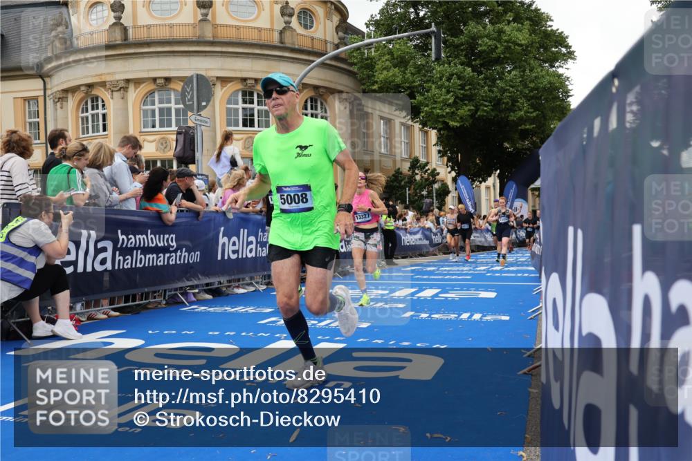 29.06.2025 - hella hamburg halbmarathon Strokosch-Dieckow http://msf.ph/oto/8295410 29.06.2025 10:51:38 Ziel 5008, 6286, 7224, 8819, 10691, 13327, 14012, 14458, 15496, 15727, 15831, 15899, 17682, 19007, 19020, 19053 meine-sportfotos.de