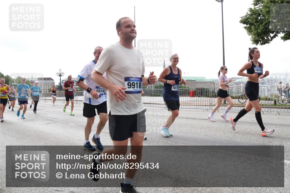 29.06.2025 - hella hamburg halbmarathon Lena Gebhardt http://msf.ph/oto/8295434 29.06.2025 10:36:39 Lombardsbrücke 18646, 18644, 15077, 10146, 9918, 10112, 16239, 1102, 1118, 1224, 1253, 1835, 1948, 1952, 1954, 2124, 2552, 2588, 3398, 3404, 3428, 3741, 3873, 3895, 4084, 4245, 4442, 4618, 4762, 4937, 4996, 5012, 5246, 5427, 5540, 5573, 5747, 5789, 5809, 5919, 6092, 6093, 6156, 6190, 6359, 6417, 6667, 7111, 7140, 7575, 7576, 7632, 7773, 8498, 8499, 8530, 8581, 8936, 8937, 8945, 9115, 9117, 9229, 9295, 9500, 9694, 13265, 15077, 17156, 17807, 18152, 18488 meine-sportfotos.de