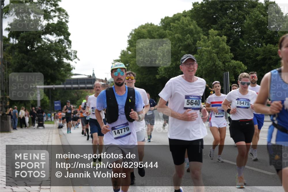 29.06.2025 - hella hamburg halbmarathon Jannik Wohlers http://msf.ph/oto/8295444 29.06.2025 10:36:41 Lombardsbrücke 1022, 1253, 1339, 1488, 1490, 1597, 1952, 1954, 2031, 2072, 2104, 2272, 2480, 3127, 3165, 3714, 4347, 4733, 5224, 5538, 5640, 5786, 6172, 6359, 6584, 6804, 7202, 7707, 8007, 8257, 8258, 8315, 8758, 9054, 9055, 10762, 10862, 10931, 11246, 11843, 12087, 12103, 12184, 12218, 12463, 12532, 13165, 13695, 13783, 13970, 13971, 14202, 14396, 14779, 14915, 15106, 15353, 15475, 15907, 16192, 16304, 16309, 16782, 16885, 17388, 17504, 17591, 17687, 17688, 17794, 18578 meine-sportfotos.de