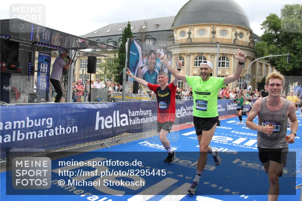 29.06.2025 - hella hamburg halbmarathon Michael Strokosch http://msf.ph/oto/8295445 29.06.2025 10:56:55 Ziel 1955, 2282, 2378, 2741, 2759, 3836, 5418, 6835, 7716, 13816, 15097, 16008, 16009, 16620, 16679, 17133 meine-sportfotos.de