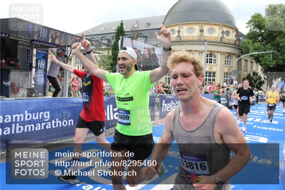 29.06.2025 - hella hamburg halbmarathon Michael Strokosch http://msf.ph/oto/8295460 29.06.2025 10:56:56 Ziel 1955, 2282, 2378, 2741, 2759, 5418, 6835, 7716, 11043, 13816, 15097, 16008, 16009, 16620, 16679 meine-sportfotos.de