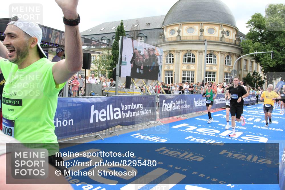 29.06.2025 - hella hamburg halbmarathon Michael Strokosch http://msf.ph/oto/8295480 29.06.2025 10:56:56 Ziel 1955, 2282, 2378, 2741, 2759, 5418, 6835, 7716, 11043, 13816, 15097, 16008, 16009, 16620, 16679 meine-sportfotos.de