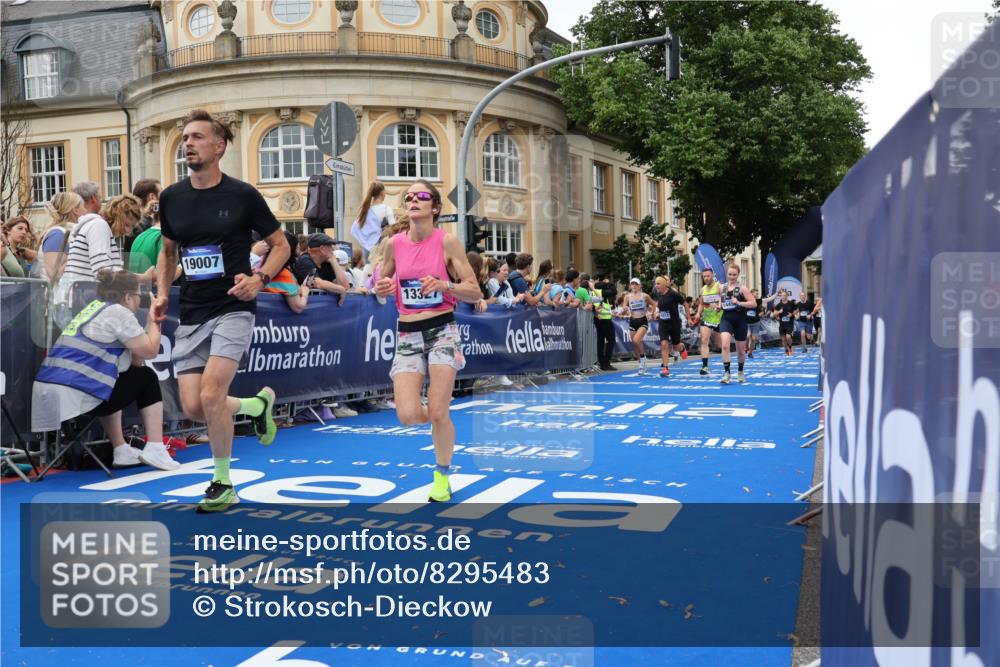29.06.2025 - hella hamburg halbmarathon Strokosch-Dieckow http://msf.ph/oto/8295483 29.06.2025 10:51:39 Ziel 2396, 5008, 6286, 7224, 8710, 8819, 10691, 12224, 13327, 14012, 14458, 15496, 15727, 15831, 15899, 17682, 19007, 19020, 19053 meine-sportfotos.de