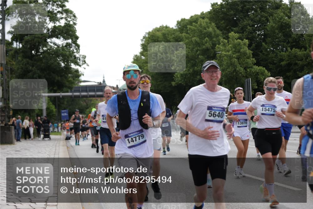 29.06.2025 - hella hamburg halbmarathon Jannik Wohlers http://msf.ph/oto/8295494 29.06.2025 10:36:41 Lombardsbrücke 1022, 1253, 1339, 1488, 1490, 1597, 1952, 1954, 2031, 2072, 2104, 2272, 2480, 3127, 3165, 3714, 4347, 4733, 5224, 5538, 5640, 5786, 6172, 6359, 6584, 6804, 7202, 7707, 8007, 8257, 8258, 8315, 8758, 9054, 9055, 10762, 10862, 10931, 11246, 11843, 12087, 12103, 12184, 12218, 12463, 12532, 13165, 13695, 13783, 13970, 13971, 14202, 14396, 14779, 14915, 15106, 15353, 15475, 15907, 16192, 16304, 16309, 16782, 16885, 17388, 17504, 17591, 17687, 17688, 17794, 18578 meine-sportfotos.de
