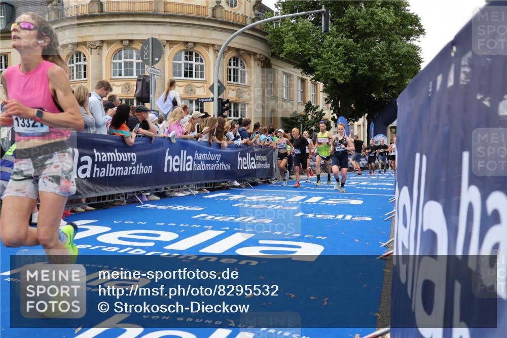 29.06.2025 - hella hamburg halbmarathon Strokosch-Dieckow http://msf.ph/oto/8295532 29.06.2025 10:51:40 Ziel 2396, 5008, 6286, 7224, 8710, 8819, 12224, 13327, 14012, 14458, 15496, 15727, 15831, 15899, 16907, 17682, 19007, 19020, 19053 meine-sportfotos.de