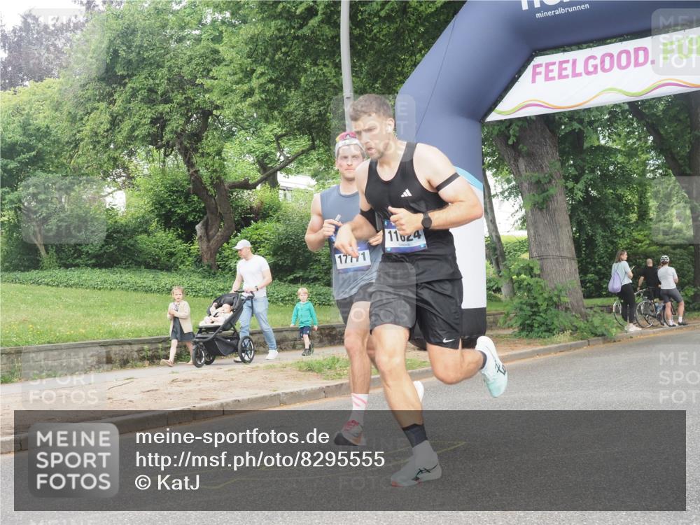 29.06.2025 - hella hamburg halbmarathon KatJ http://msf.ph/oto/8295555 29.06.2025 10:13:24 Zwischen KM18-KM19 2618, 7834, 7862 meine-sportfotos.de