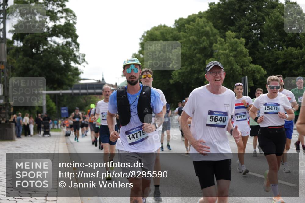29.06.2025 - hella hamburg halbmarathon Jannik Wohlers http://msf.ph/oto/8295590 29.06.2025 10:36:41 Lombardsbrücke 1022, 1253, 1339, 1488, 1490, 1597, 1952, 1954, 2031, 2072, 2104, 2272, 2480, 3127, 3165, 3714, 4347, 4733, 5224, 5538, 5640, 5786, 6172, 6359, 6584, 6804, 7202, 7707, 8007, 8257, 8258, 8315, 8758, 9054, 9055, 10762, 10862, 10931, 11246, 11843, 12087, 12103, 12184, 12218, 12463, 12532, 13165, 13695, 13783, 13970, 13971, 14202, 14396, 14779, 14915, 15106, 15353, 15475, 15907, 16192, 16304, 16309, 16782, 16885, 17388, 17504, 17591, 17687, 17688, 17794, 18578 meine-sportfotos.de