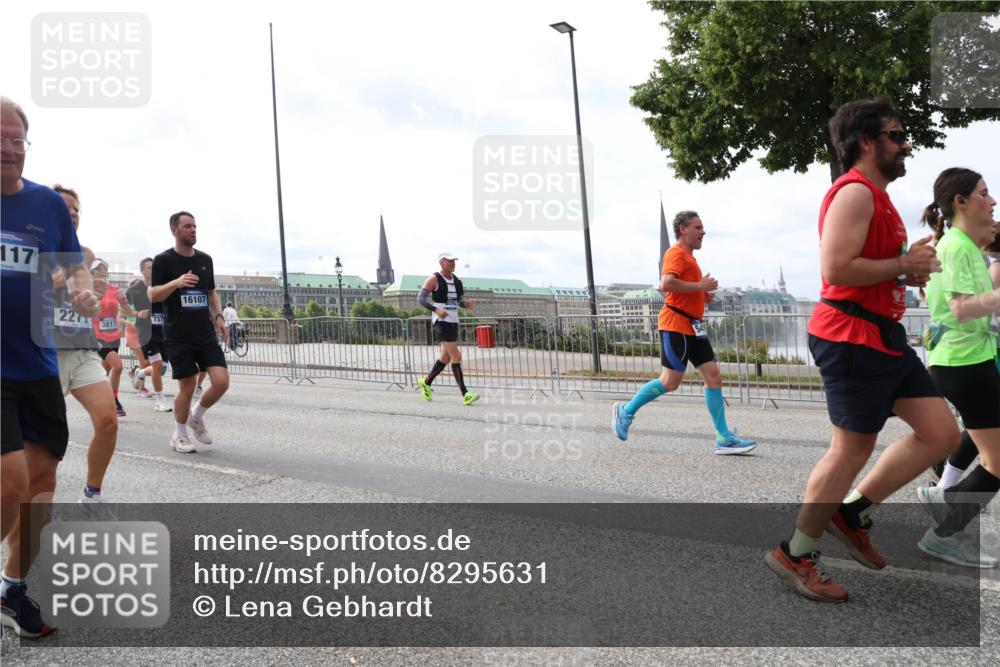 29.06.2025 - hella hamburg halbmarathon Lena Gebhardt http://msf.ph/oto/8295631 29.06.2025 10:21:30 Lombardsbrücke 117, 227, 3817, 737, 16107, 1028, 1072, 1266, 1401, 1658, 1668, 2271, 2383, 2529, 2635, 2815, 2956, 2986, 3122, 3161, 3453, 3770, 3817, 3825, 3826, 4375, 4376, 4697, 4786, 5061, 5122, 5373, 5395, 5412, 5493, 5759, 5767, 5957, 6086, 6103, 6275, 6308, 6475, 6805, 6844, 7228, 7375, 7522, 7553, 7608, 7612, 7781, 8095, 8286, 8715, 8726, 8844, 8896, 9100, 9108, 9369, 9483, 9499, 9501, 9532, 9624, 10374, 10602, 10874, 11698, 12175, 13057, 13508 meine-sportfotos.de