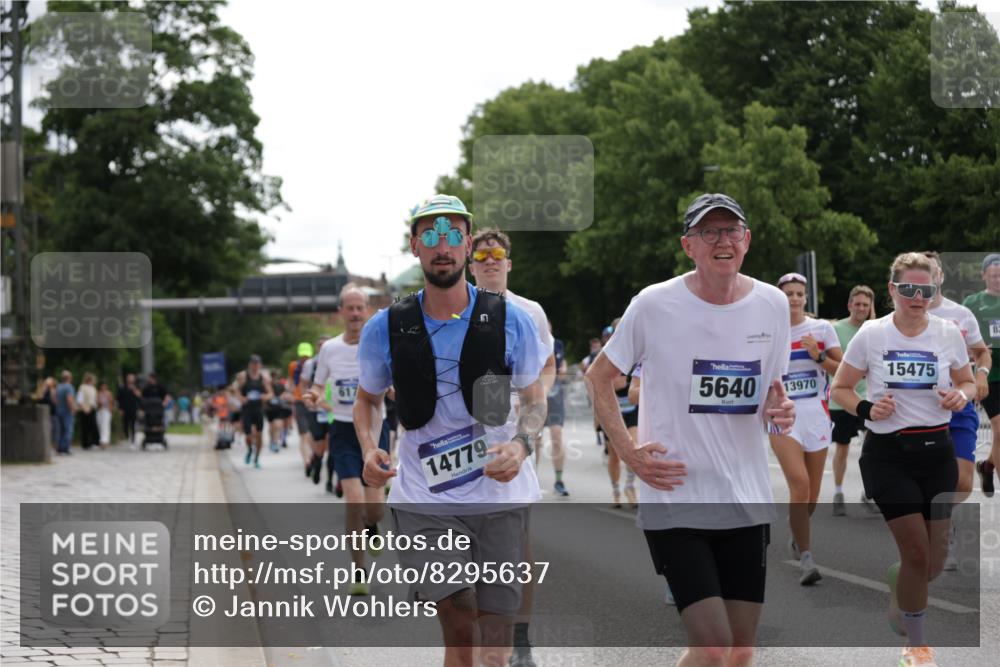 29.06.2025 - hella hamburg halbmarathon Jannik Wohlers http://msf.ph/oto/8295637 29.06.2025 10:36:41 Lombardsbrücke 1022, 1253, 1339, 1488, 1490, 1597, 1952, 1954, 2031, 2072, 2104, 2272, 2480, 3127, 3165, 3714, 4347, 4733, 5224, 5538, 5640, 5786, 6172, 6359, 6584, 6804, 7202, 7707, 8007, 8257, 8258, 8315, 8758, 9054, 9055, 10762, 10862, 10931, 11246, 11843, 12087, 12103, 12184, 12218, 12463, 12532, 13165, 13695, 13783, 13970, 13971, 14202, 14396, 14779, 14915, 15106, 15353, 15475, 15907, 16192, 16304, 16309, 16782, 16885, 17388, 17504, 17591, 17687, 17688, 17794, 18578 meine-sportfotos.de