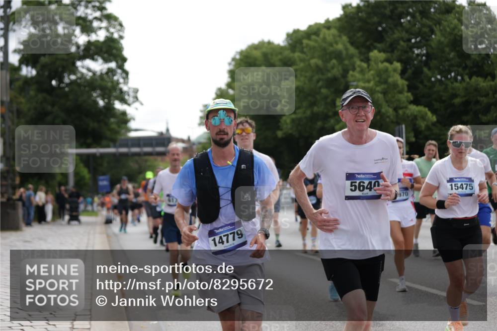 29.06.2025 - hella hamburg halbmarathon Jannik Wohlers http://msf.ph/oto/8295672 29.06.2025 10:36:41 Lombardsbrücke 1022, 1253, 1339, 1488, 1490, 1597, 1952, 1954, 2031, 2072, 2104, 2272, 2480, 3127, 3165, 3714, 4347, 4733, 5224, 5538, 5640, 5786, 6172, 6359, 6584, 6804, 7202, 7707, 8007, 8257, 8258, 8315, 8758, 9054, 9055, 10762, 10862, 10931, 11246, 11843, 12087, 12103, 12184, 12218, 12463, 12532, 13165, 13695, 13783, 13970, 13971, 14202, 14396, 14779, 14915, 15106, 15353, 15475, 15907, 16192, 16304, 16309, 16782, 16885, 17388, 17504, 17591, 17687, 17688, 17794, 18578 meine-sportfotos.de