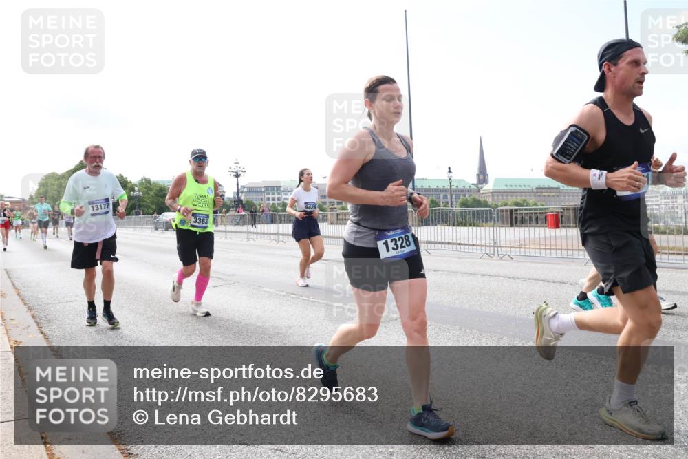29.06.2025 - hella hamburg halbmarathon Lena Gebhardt http://msf.ph/oto/8295683 29.06.2025 10:11:59 Lombardsbrücke 1062, 1328, 1531, 1790, 1866, 1992, 2661, 3363, 4227, 5379, 5605, 7474, 7571, 8115, 8807, 8810, 9191, 9253, 9428, 9705, 10042, 10409, 10428, 11321, 11507, 11509, 11525, 11537, 11581, 11917, 12473, 13171, 13177, 13203, 13542, 13939, 13958, 14008, 14060, 14196, 14313, 14384, 15137, 15945, 16379, 16976, 17080, 17638, 17774, 17866, 18261, 18278, 18395, 18429, 18655 meine-sportfotos.de