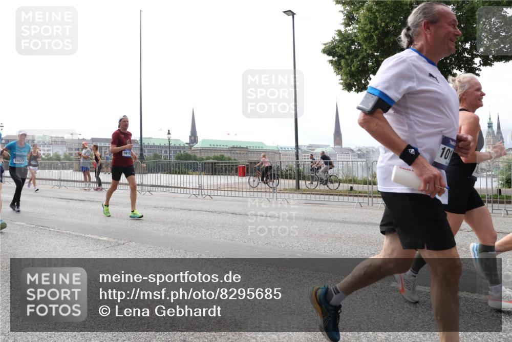 29.06.2025 - hella hamburg halbmarathon Lena Gebhardt http://msf.ph/oto/8295685 29.06.2025 10:36:40 Lombardsbrücke 15077, 1815, 101, 1102, 1118, 1224, 1253, 1835, 1948, 1952, 1954, 2124, 2552, 2588, 3165, 3398, 3404, 3428, 3741, 3873, 3895, 4084, 4245, 4442, 4618, 4762, 4937, 4996, 5012, 5246, 5427, 5540, 5573, 5747, 5789, 5809, 5919, 6092, 6093, 6156, 6190, 6359, 6417, 6667, 7140, 7575, 7576, 7632, 7773, 8498, 8499, 8530, 8936, 8937, 8945, 9115, 9117, 9229, 9295, 9500, 9694, 13265, 15077, 17156, 17807, 18152, 18488 meine-sportfotos.de