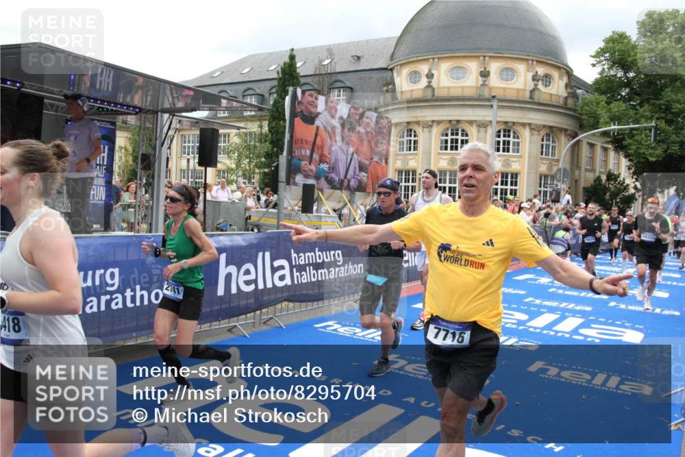 29.06.2025 - hella hamburg halbmarathon Michael Strokosch http://msf.ph/oto/8295704 29.06.2025 10:56:58 Ziel 1955, 2282, 2741, 2759, 5033, 5418, 6835, 7716, 8669, 11043, 11212, 14678, 15097, 16620, 16679 meine-sportfotos.de