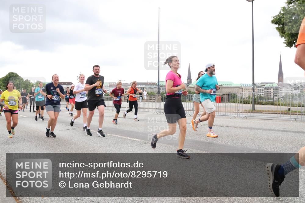 29.06.2025 - hella hamburg halbmarathon Lena Gebhardt http://msf.ph/oto/8295719 29.06.2025 10:56:06 Lombardsbrücke 16336, 15199, 17039, 17038, 2793, 4492, 1113, 1738, 1909, 2095, 2793, 3101, 3244, 3257, 3268, 4083, 4265, 4354, 4470, 4473, 4836, 4896, 5220, 5222, 5306, 5575, 5580, 5693, 5757, 5994, 6055, 6056, 6113, 6257, 6494, 6594, 6968, 7025, 7028, 7516, 7616, 7969, 8005, 8110, 8305, 8517, 8527, 8532, 8533, 8648, 8766, 9383, 9435, 9548, 9606, 9838, 9861, 9865, 9948, 9953, 9956, 10436, 10438, 10449, 10593, 10640, 10740, 10784, 10987, 11903, 11962, 11963, 12695 meine-sportfotos.de