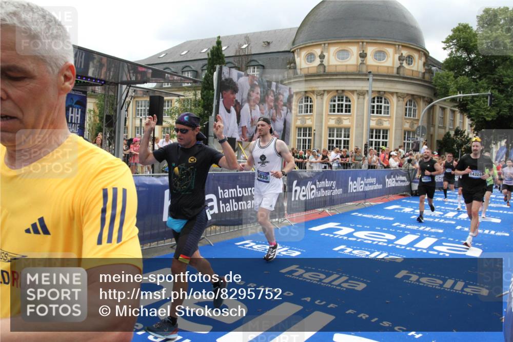 29.06.2025 - hella hamburg halbmarathon Michael Strokosch http://msf.ph/oto/8295752 29.06.2025 10:56:59 Ziel 1955, 2282, 2741, 2759, 5033, 5418, 6835, 7716, 8669, 11043, 11212, 11638, 14678, 15097, 16470, 16620, 16679 meine-sportfotos.de