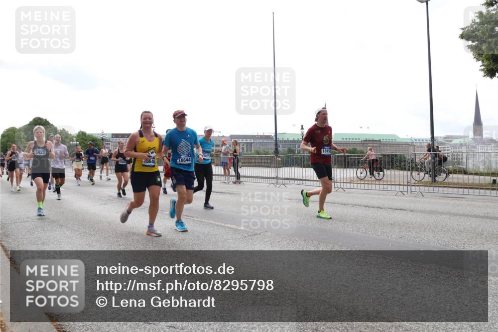 29.06.2025 - hella hamburg halbmarathon Lena Gebhardt http://msf.ph/oto/8295798 29.06.2025 10:36:41 Lombardsbrücke 3428, 8646, 18644, 18152, 1102, 1118, 1224, 1253, 1835, 1948, 1952, 1954, 2124, 2552, 2588, 3165, 3398, 3404, 3428, 3741, 3873, 3895, 4084, 4245, 4442, 4618, 4762, 4937, 4996, 5012, 5246, 5427, 5540, 5573, 5747, 5789, 5809, 5919, 6093, 6156, 6190, 6359, 6417, 6667, 7140, 7575, 7576, 7632, 7773, 8498, 8499, 8530, 8936, 8937, 8945, 9115, 9117, 9229, 9295, 9500, 9694, 13265, 15077, 17156, 17807, 18152, 18488 meine-sportfotos.de