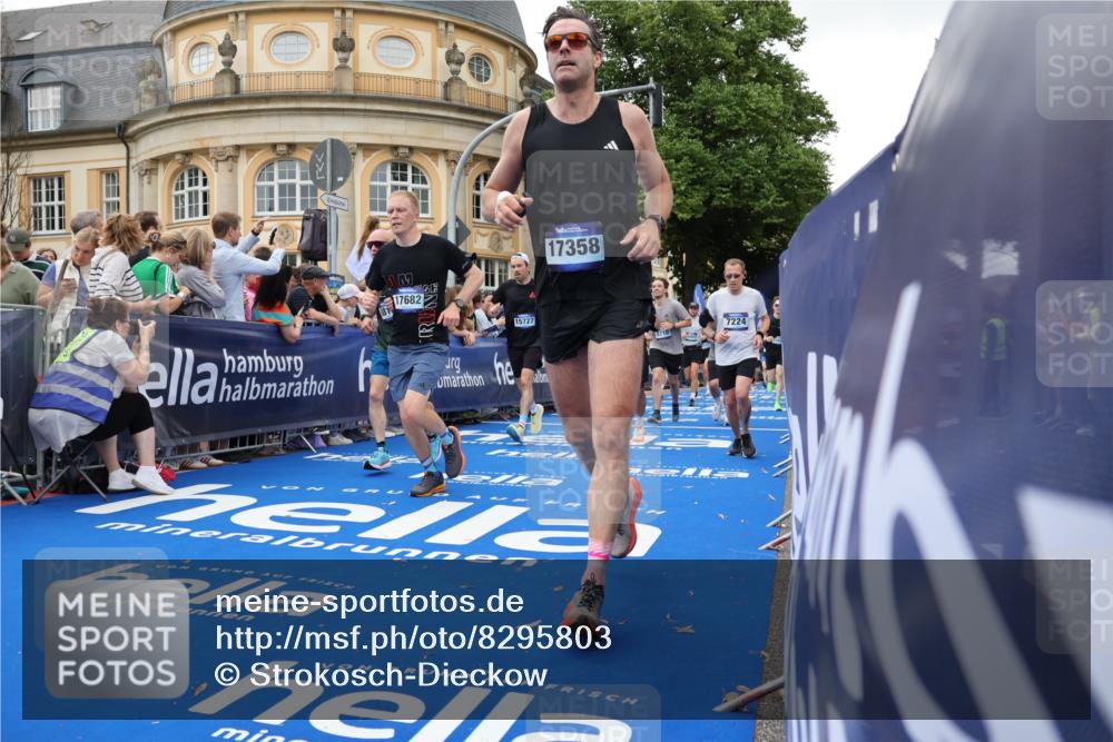 29.06.2025 - hella hamburg halbmarathon Strokosch-Dieckow http://msf.ph/oto/8295803 29.06.2025 10:51:47 Ziel 2396, 2818, 2823, 2880, 4297, 5102, 6286, 7224, 8710, 8819, 8856, 9793, 9959, 12224, 13799, 15427, 15496, 15690, 15727, 15831, 15899, 16907, 17682, 17815, 17962, 19053, 19137 meine-sportfotos.de