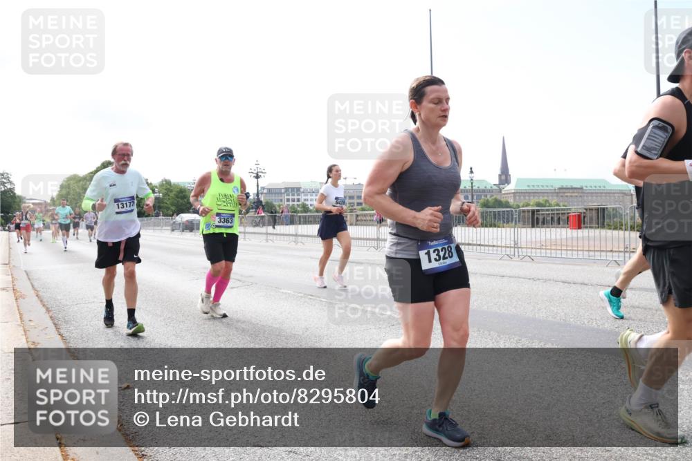 29.06.2025 - hella hamburg halbmarathon Lena Gebhardt http://msf.ph/oto/8295804 29.06.2025 10:11:59 Lombardsbrücke 1062, 1328, 1531, 1790, 1866, 1992, 2661, 3363, 4227, 5379, 5605, 7474, 7571, 8115, 8807, 8810, 9191, 9253, 9428, 9705, 10042, 10409, 10428, 11321, 11507, 11509, 11525, 11537, 11581, 11917, 12473, 13171, 13177, 13203, 13542, 13939, 13958, 14008, 14060, 14196, 14313, 14384, 15137, 15945, 16379, 16976, 17080, 17638, 17774, 17866, 18261, 18278, 18395, 18429, 18655 meine-sportfotos.de