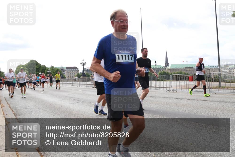 29.06.2025 - hella hamburg halbmarathon Lena Gebhardt http://msf.ph/oto/8295828 29.06.2025 10:21:30 Lombardsbrücke 11117, 107, 1028, 1072, 1266, 1401, 1658, 1668, 2271, 2383, 2529, 2635, 2815, 2956, 2986, 3122, 3161, 3453, 3770, 3817, 3825, 3826, 4375, 4376, 4697, 4786, 5061, 5122, 5373, 5395, 5412, 5493, 5759, 5767, 5957, 6086, 6103, 6275, 6308, 6475, 6805, 6844, 7228, 7375, 7522, 7553, 7608, 7612, 7781, 8095, 8286, 8715, 8726, 8844, 8896, 9100, 9108, 9369, 9483, 9499, 9501, 9532, 9624, 10374, 10602, 10874, 11698, 12175, 13057, 13508 meine-sportfotos.de