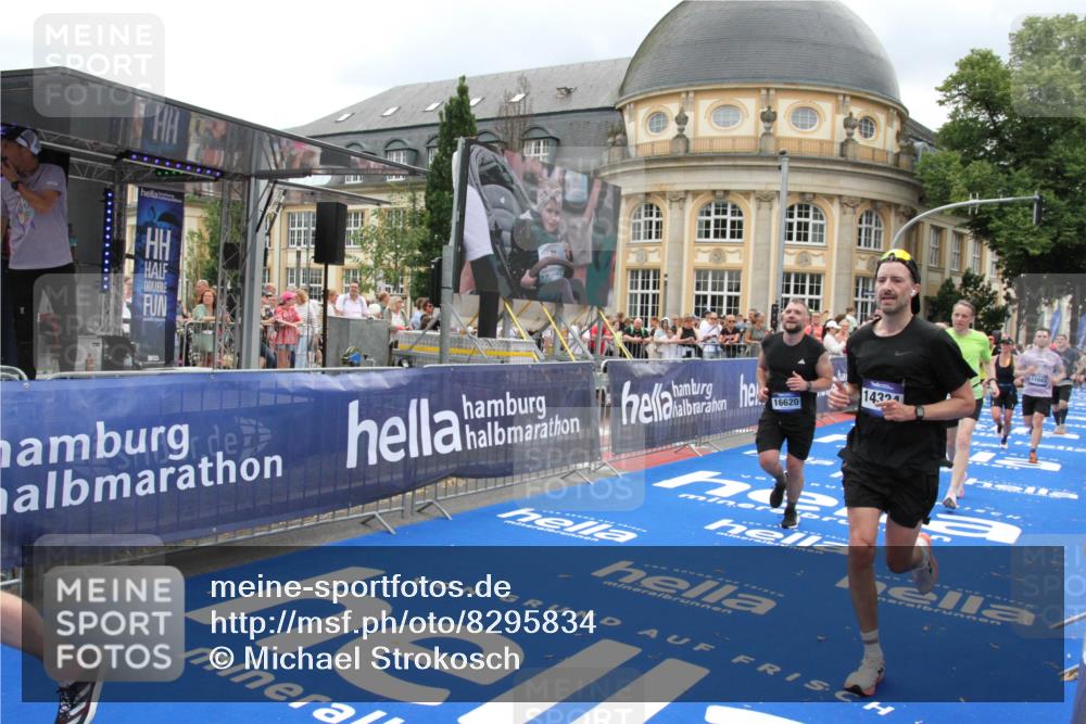 29.06.2025 - hella hamburg halbmarathon Michael Strokosch http://msf.ph/oto/8295834 29.06.2025 10:57:00 Ziel 1955, 2282, 2741, 2759, 4299, 5033, 5418, 6835, 7716, 8669, 11043, 11212, 11638, 14678, 15097, 16470, 16620, 19091 meine-sportfotos.de