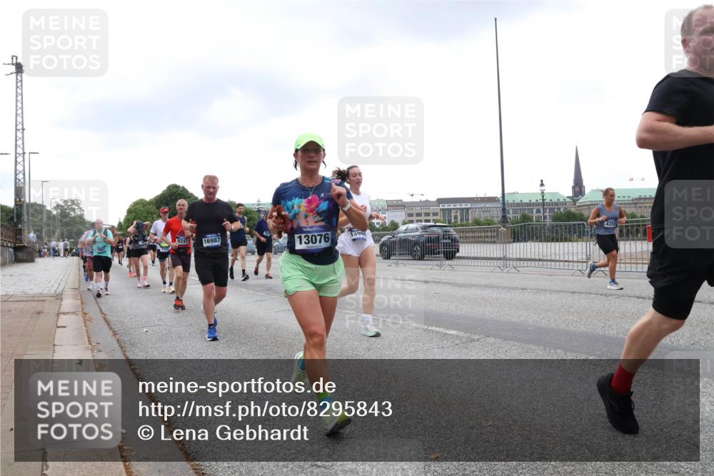 29.06.2025 - hella hamburg halbmarathon Lena Gebhardt http://msf.ph/oto/8295843 29.06.2025 10:46:47 Lombardsbrücke 1073, 1286, 1363, 1371, 1375, 1593, 1608, 1720, 1837, 1961, 1999, 2162, 2211, 2320, 2327, 2500, 2556, 2665, 2697, 2981, 3277, 3406, 3407, 3469, 3734, 3823, 4202, 4239, 4296, 4342, 4355, 4448, 4604, 5111, 5114, 5700, 5796, 5953, 6124, 6161, 6485, 6496, 6740, 7073, 7303, 7364, 7368, 7374, 7412, 7767, 7827, 8477, 8486, 8551, 8553, 8684, 8700, 8967, 9691, 10153, 10230, 12333, 12522, 13969, 14261, 15852, 16882, 16987 meine-sportfotos.de