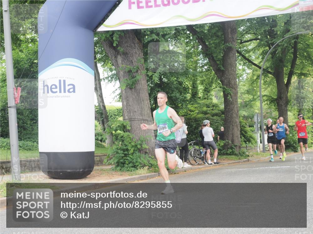 29.06.2025 - hella hamburg halbmarathon KatJ http://msf.ph/oto/8295855 29.06.2025 10:13:31 Zwischen KM18-KM19 6699 meine-sportfotos.de