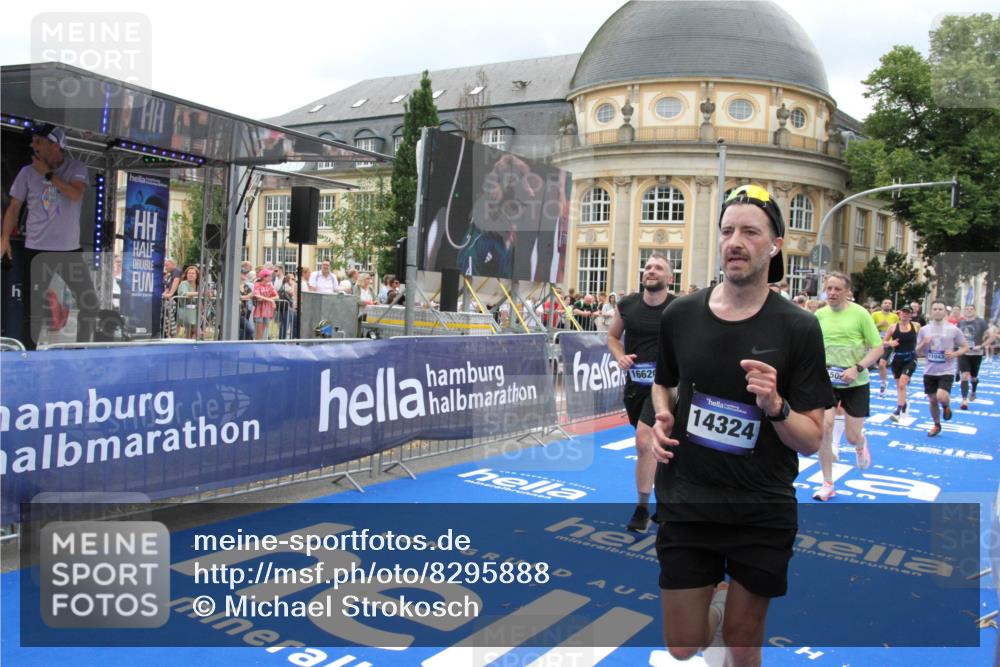 29.06.2025 - hella hamburg halbmarathon Michael Strokosch http://msf.ph/oto/8295888 29.06.2025 10:57:00 Ziel 1955, 2282, 2741, 2759, 4299, 5033, 5418, 6835, 7716, 8669, 11043, 11212, 11638, 14678, 15097, 16470, 16620, 19091 meine-sportfotos.de