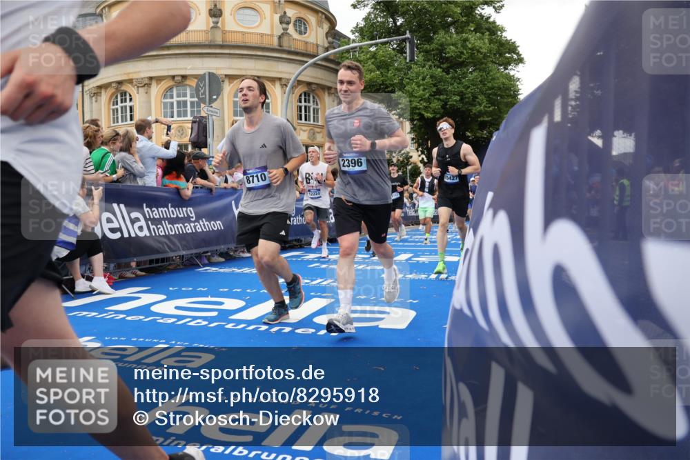 29.06.2025 - hella hamburg halbmarathon Strokosch-Dieckow http://msf.ph/oto/8295918 29.06.2025 10:51:49 Ziel 2396, 2818, 2823, 2880, 4297, 5102, 6286, 7224, 8710, 8819, 8856, 9793, 9959, 12224, 13799, 15427, 15690, 15727, 15831, 15899, 16907, 17682, 17815, 17962, 19053, 19137 meine-sportfotos.de