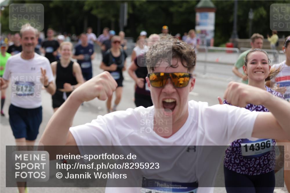 29.06.2025 - hella hamburg halbmarathon Jannik Wohlers http://msf.ph/oto/8295923 29.06.2025 10:36:43 Lombardsbrücke 1022, 1339, 1488, 1490, 1597, 2031, 2072, 2104, 2272, 2480, 3127, 3165, 3714, 4347, 4733, 5224, 5538, 5640, 5786, 6172, 6584, 6804, 7202, 7707, 8007, 8257, 8258, 8315, 8758, 9054, 9055, 10762, 10862, 10931, 11246, 11843, 12087, 12103, 12184, 12218, 12463, 12532, 13695, 13783, 13970, 13971, 14202, 14343, 14396, 14779, 14915, 15106, 15353, 15475, 15907, 16192, 16304, 16782, 16885, 17388, 17504, 17591, 17687, 17688, 17794, 18578 meine-sportfotos.de