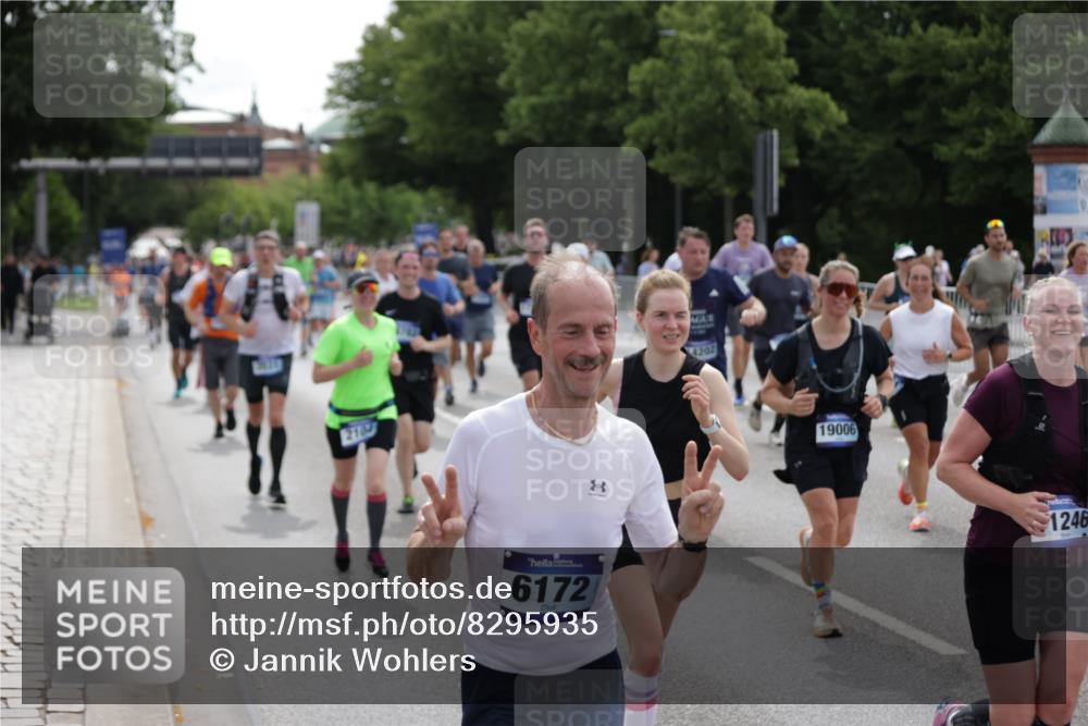 29.06.2025 - hella hamburg halbmarathon Jannik Wohlers http://msf.ph/oto/8295935 29.06.2025 10:36:44 Lombardsbrücke 1022, 1339, 1488, 1490, 1597, 2031, 2072, 2104, 2272, 2480, 3127, 3165, 3714, 4347, 4733, 5224, 5538, 5640, 5786, 6172, 6584, 6804, 7202, 7707, 8007, 8257, 8258, 8315, 8758, 9054, 9055, 10762, 10862, 10931, 11246, 11843, 11980, 12087, 12103, 12184, 12463, 12532, 13695, 13783, 13970, 13971, 14202, 14343, 14396, 14779, 14915, 15106, 15353, 15475, 15907, 16192, 16304, 16782, 17388, 17504, 17591, 17687, 17688, 17794, 18578 meine-sportfotos.de