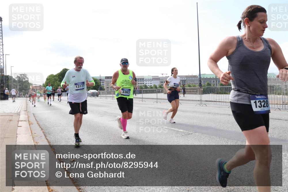 29.06.2025 - hella hamburg halbmarathon Lena Gebhardt http://msf.ph/oto/8295944 29.06.2025 10:11:59 Lombardsbrücke 1062, 1328, 1531, 1790, 1866, 1992, 2661, 3363, 4227, 5379, 5605, 7474, 7571, 8115, 8807, 8810, 9191, 9253, 9428, 9705, 10042, 10409, 10428, 11321, 11507, 11509, 11525, 11537, 11581, 11917, 12473, 13171, 13177, 13203, 13542, 13939, 13958, 14008, 14060, 14196, 14313, 14384, 15137, 15945, 16379, 16976, 17080, 17638, 17774, 17866, 18261, 18278, 18395, 18429, 18655 meine-sportfotos.de