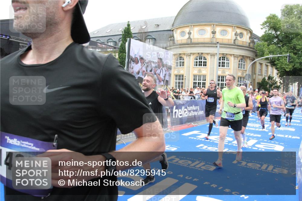 29.06.2025 - hella hamburg halbmarathon Michael Strokosch http://msf.ph/oto/8295945 29.06.2025 10:57:01 Ziel 1485, 1955, 2282, 2759, 4299, 5033, 6835, 8669, 11043, 11212, 11638, 14678, 15097, 16470, 16620, 18719, 19091 meine-sportfotos.de