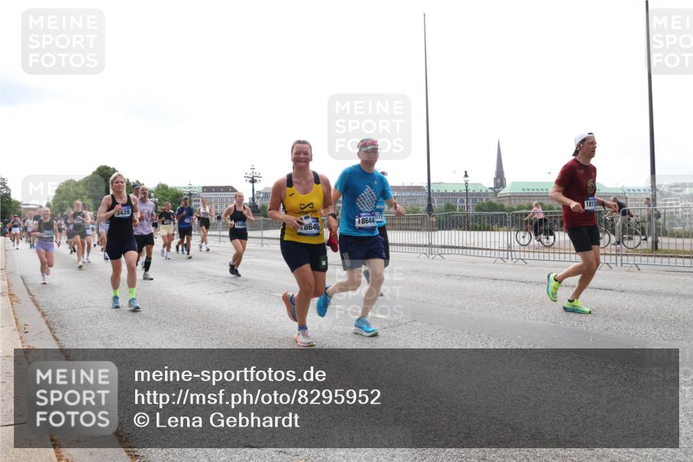 29.06.2025 - hella hamburg halbmarathon Lena Gebhardt http://msf.ph/oto/8295952 29.06.2025 10:36:41 Lombardsbrücke 3428, 18488, 18644, 8646, 18152, 1102, 1118, 1224, 1253, 1835, 1948, 1952, 1954, 2124, 2552, 2588, 3165, 3398, 3404, 3428, 3741, 3873, 3895, 4084, 4245, 4442, 4618, 4762, 4937, 4996, 5012, 5246, 5427, 5540, 5573, 5747, 5789, 5809, 5919, 6093, 6156, 6190, 6359, 6417, 6667, 7140, 7575, 7576, 7632, 7773, 8498, 8499, 8530, 8936, 8937, 8945, 9115, 9117, 9229, 9295, 9500, 9694, 13265, 15077, 17156, 17807, 18152, 18488 meine-sportfotos.de