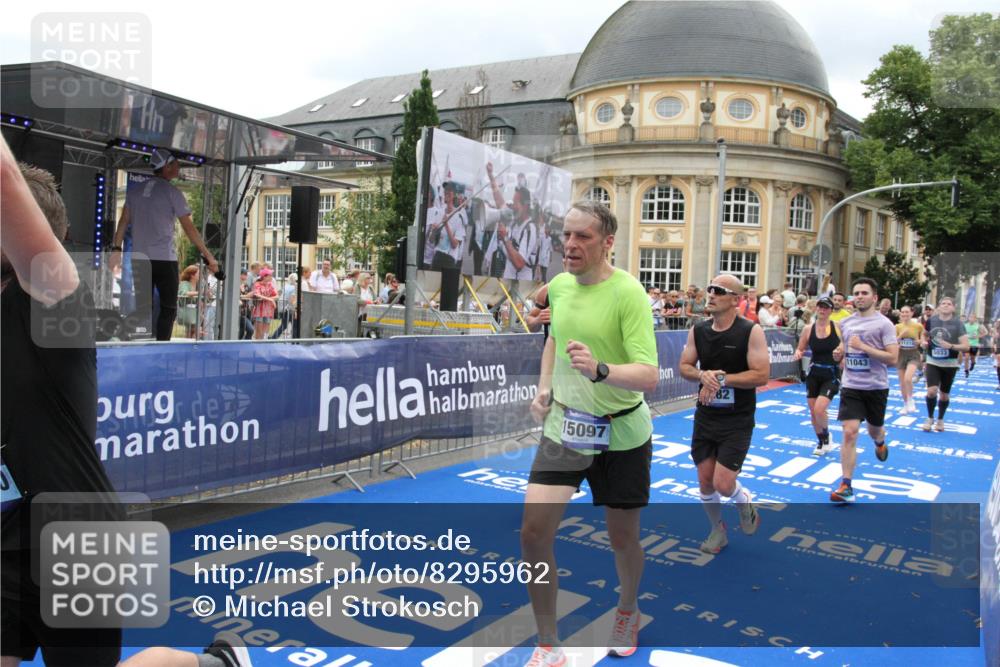 29.06.2025 - hella hamburg halbmarathon Michael Strokosch http://msf.ph/oto/8295962 29.06.2025 10:57:02 Ziel 1485, 2282, 2759, 4299, 5033, 8669, 11043, 11143, 11212, 11638, 14678, 15097, 16470, 16620, 18719, 19091 meine-sportfotos.de