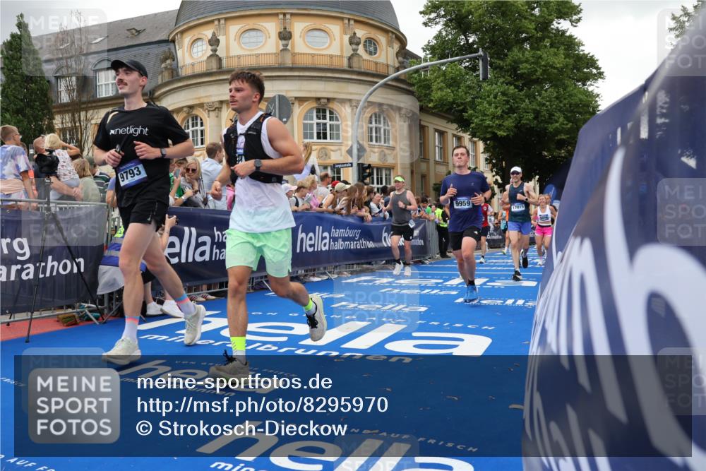 29.06.2025 - hella hamburg halbmarathon Strokosch-Dieckow http://msf.ph/oto/8295970 29.06.2025 10:51:52 Ziel 2396, 2818, 2823, 2880, 4033, 4297, 5102, 6390, 7130, 7224, 7409, 7724, 8413, 8710, 8819, 8856, 8977, 9793, 9959, 10057, 12224, 13799, 15427, 15690, 15727, 16907, 17682, 17815, 17962, 17978, 18869, 19053, 19137 meine-sportfotos.de