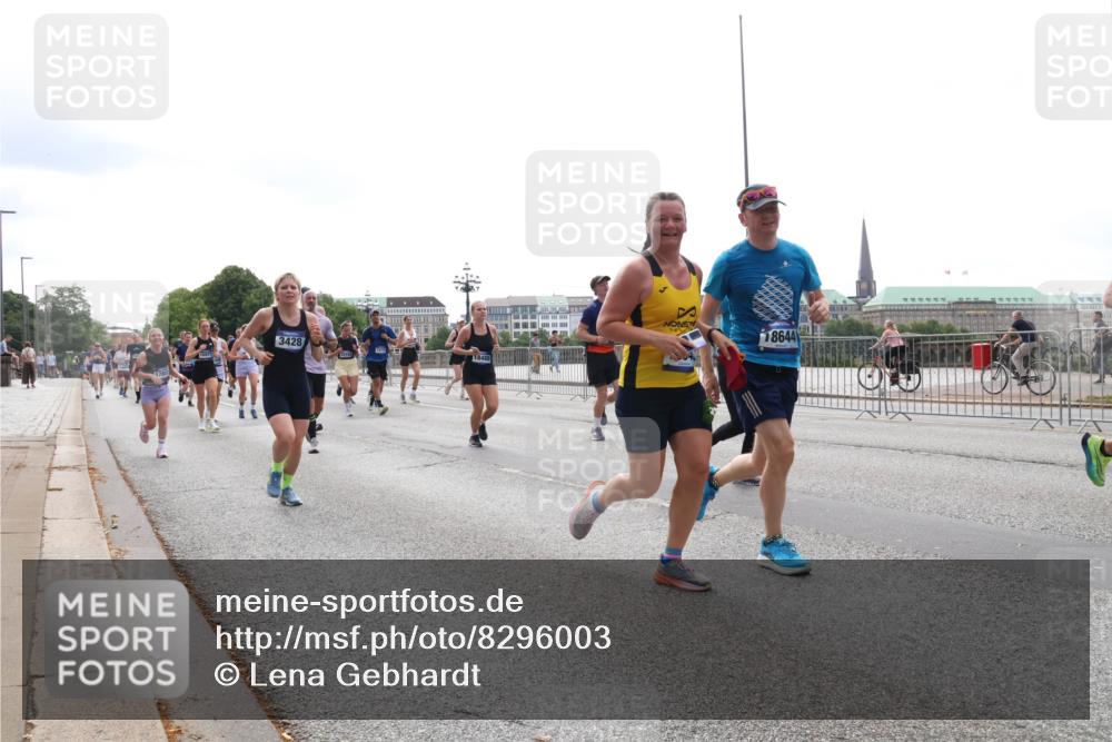 29.06.2025 - hella hamburg halbmarathon Lena Gebhardt http://msf.ph/oto/8296003 29.06.2025 10:36:42 Lombardsbrücke 3428, 18488, 18644, 1102, 1118, 1224, 1253, 1339, 1835, 1948, 1952, 1954, 2124, 2552, 2588, 3165, 3398, 3404, 3428, 3741, 3873, 3895, 4084, 4442, 4618, 4762, 4937, 4996, 5012, 5246, 5427, 5540, 5573, 5747, 5789, 5809, 5919, 6156, 6190, 6359, 6667, 7575, 7576, 7632, 7773, 8498, 8499, 8530, 8758, 8936, 8937, 8945, 9115, 9117, 9229, 9295, 9500, 9694, 13265, 15077, 17156, 17807, 18152, 18488 meine-sportfotos.de