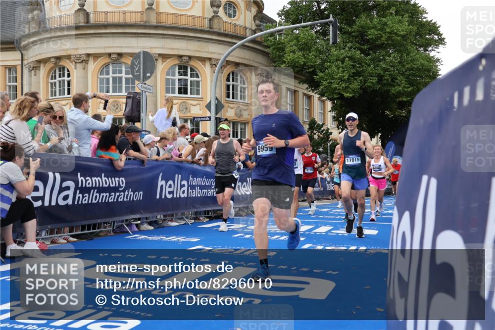 29.06.2025 - hella hamburg halbmarathon Strokosch-Dieckow http://msf.ph/oto/8296010 29.06.2025 10:51:53 Ziel 2396, 2818, 2823, 2880, 4033, 4297, 5102, 5336, 6390, 7130, 7409, 7724, 8413, 8710, 8856, 8977, 9793, 9959, 10057, 12224, 13799, 15356, 15427, 15690, 16907, 17815, 17962, 17978, 18869, 19137 meine-sportfotos.de